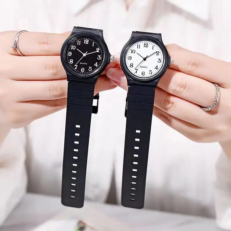 Silicone Band Women - シンプルなレディースクォーツ時計。防水仕様で、シリコン製のストラップ、丸い文字盤、小ぶりなデザイン。学生や試験に最適な時計。